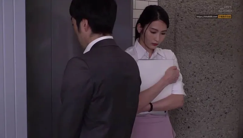 Em thư ký đáng buồn bị cấp trên bắt vào nhà nghỉ phục vụ đối tác